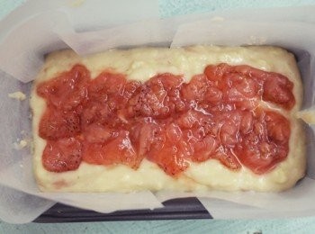 step9: 倒入模內中間鋪上草莓果粒，放入預熱180度烤箱烤約30-40分鐘即完成 ♡