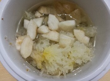 step3: 把放燉盅的鍋注滿水，把水煮沸。