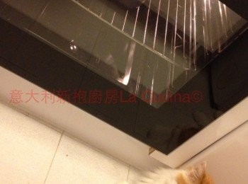 step3: 掃橄欖油喺麵團上面, 灑少許海鹽, 上蓋, 入已預熱焗爐180度15分鐘, 開蓋15分鐘或金黃色。烤麵包時間的多少，視乎份量，以上時間以250-300g粉計算。