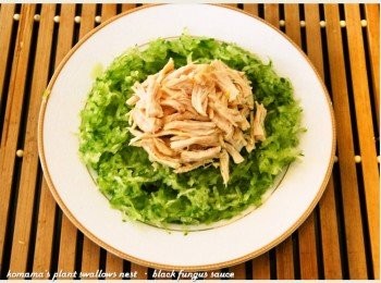 step4: 將雞肉用手逐一撕成絲狀，堆疊在在細絲狀的小黃瓜上。