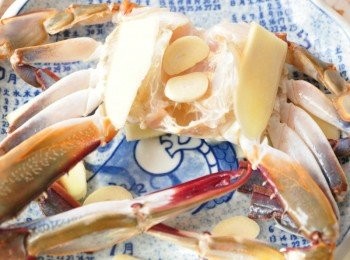 step3: 再把三點蟹平放盤上，開蓋於蟹肚中放入數片蒜片