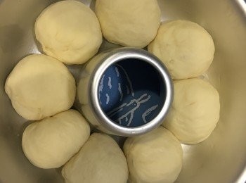 step4: 排完氣後搓圓放在已搽上薄油的圓型模具上。