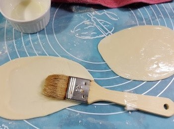 step8: 再於粉糰上搽上油(作用是令粉糰不會互相黏在一起)