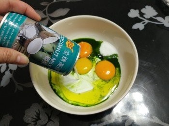 step2: 椰漿，蛋黃， 班蘭汁， 班蘭香油，砂糖及橄欖油放一大碗中攪勻