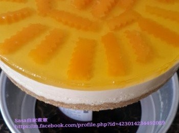 step10: 脱模時先用蛋糕模放在窄身的物件上，然後慢慢向下脱模