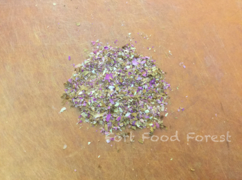 step3: 切碎花瓣備用.