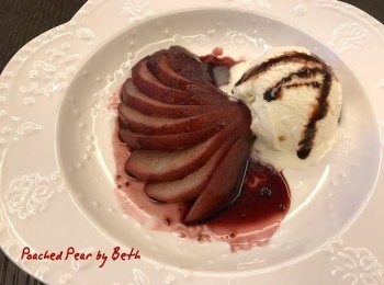 step5: 盛盤，可以將西洋梨再切小片，淋上用前項紅酒汁煮濃的紅酒糖漿，加上冰淇淋一起食用。天冷時梨子溫溫的吃，天熱時冰過再吃，各有不同風味。