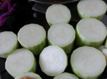 step2: 節瓜刨去皮切12段,將節瓜中間用鐵匙羹批成上闊下窄型(防止瑤柱甩出),用油半煎炸泡油,令節瓜有點油光,將以軟身的瑤柱釀入節瓜內