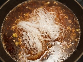 step4: 再來把湯汁的材料全部下鍋煮滾後，加入步驟1的粉絲煨煮。