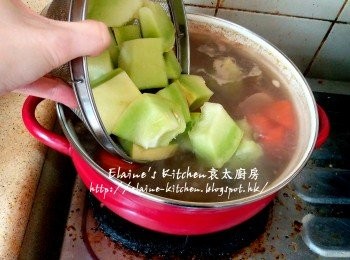 step7: 加入蜜瓜拌勻再用中火繼續煲15分鐘至滾 , 蓋上蓋轉慢火煲1 1/2小時