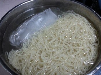 step3: 再將冷麵浸冰水浸凍(作用是令麵更爽滑),隔去水份備用