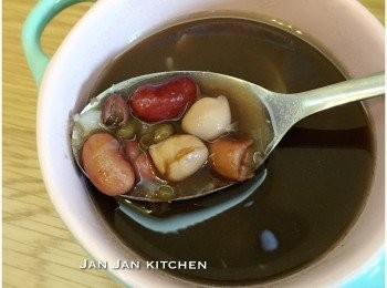 step2: 功效：
喳咋嘅豆類含豐富營養，包括紅豆、紅腰豆、紅花豆、綠豆及鷹咀豆，對心臟及腸胃有益，改善膽固醇、血脂、血糖，促進血液循環，幫助排便，增強抵抗力。