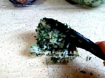 step8: 枱放上一張保鮮紙 , 將適量菠菜白飯放上
