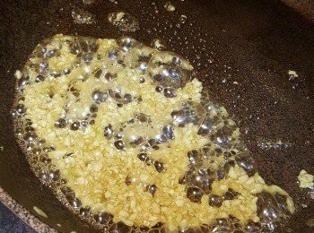 step3: 鑊中加入蒜蓉，糖漿，鹽和水煮至濃杰，
淋上<a href="https://bit.ly/2ZxapeY" target="_blank" data-keyword="雞扒" class="guide-link"><strong>雞扒</strong></a> <span style="display:inline-block;vertical-align:middle;margin-top:-3px;color:initial;border-radius:3px;padding:2px 3px;font-size:12px;line-height:14px;background:#87d300;color:#fff;">即買</span> 上即成。