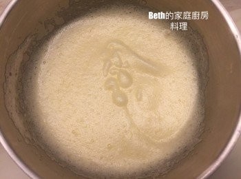 step4: 將3的蛋黃分2-3次拌入打發的蛋白中，以刮勺用折疊的方式拌勻