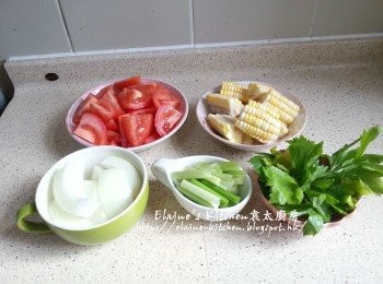 step2: 將蕃茄洗淨切件 , 粟米洗淨切段 , 洋蔥去皮切件 , 芹菜莖切段 , 芹菜葉留起備用
