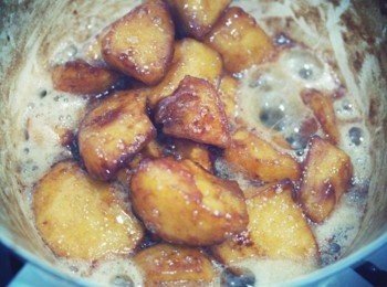 step3: 炒至蘋果水分變少後灑上適量肉桂粉:) 有點像是拔絲地瓜...關火！