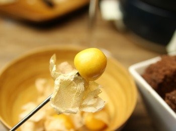 step15: 龍珠果沾芝士也很特別。