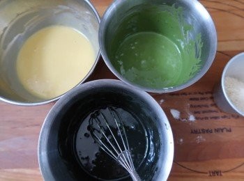 step1: 三色麵糊材料，各自攪拌混合。