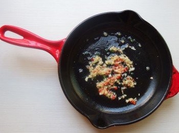 step4: 煎好的魚排先起鍋擺盤備用,使用原鍋加入蒜末及辣椒末拌炒出香氣。