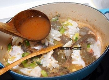 step7: 7.入一點熱高湯。