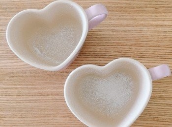 step6: 在杯子(或模具裡)塗上牛油，再篩入少許麵粉。把朱古力混合漿倒進杯裡至八成滿。