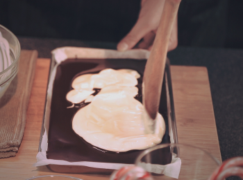 step5: 將白朱古力漿倒入已凝固的黑朱古力上掃均至每個角落至完全覆蓋著底層黑朱古力為止