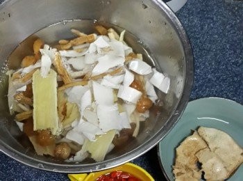 step4: 將材料B(除杞子以外)洗淨浸水10分鐘、倒掉水