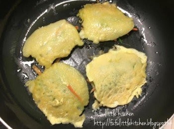 step3: 於粉漿上放蔥段及甘筍絲，再倒上少少粉漿固定。