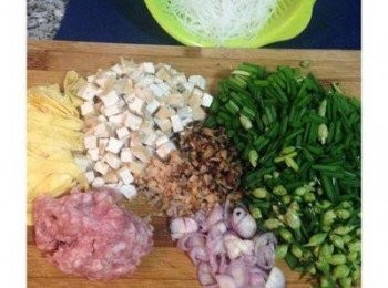 step1: 韭菜花洗凈瀝乾切成約1公分小段，香菇蝦米切末，紅蔥頭切片，油豆腐切方丁，打一顆蛋煎成蛋皮並切成與油豆腐同等大小方塊。
