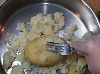 step2: 先將馬鈴薯烚熟,去皮壓成蓉。