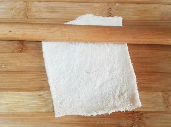 step1: 將吐司用擀麵棍壓扁