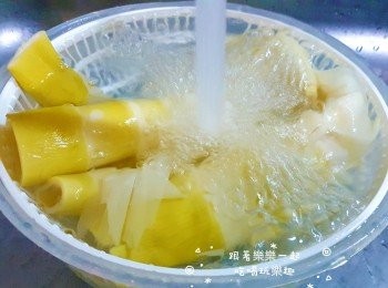 step1: 先將桂竹筍洗淨撈起備用。