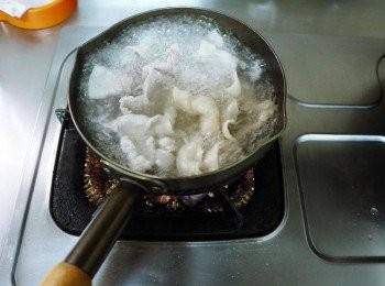 step3: 燙好五花肉，瀝乾水分，接著擺盤在淋上<span class="group_2">醬汁</span>即可