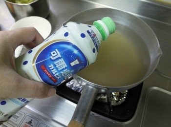 step4: 等水滾後，粉完全融解再下糖、可爾必思乳酸菌發酵乳攪拌均，