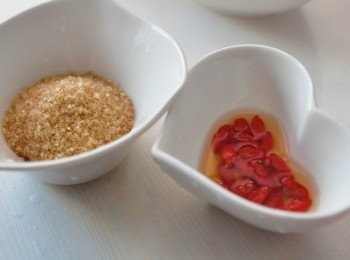 step6: 砂糖與枸杞子~於燉煮約25分鐘後加入電鍋中再繼續燉煮至電源跳起