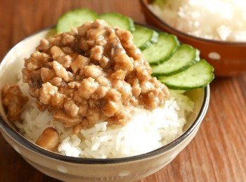 step8: 把肉燥淋上飯面即成。