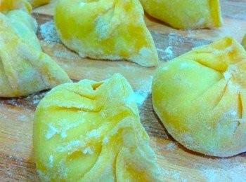 step6: 将肉陷包入捏成自己喜欢的形状即可。