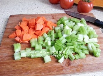 step2: 分別將西芹切粒 , 甘旬切粒 , 蕃茄洗淨切粒 , 薯仔切粒