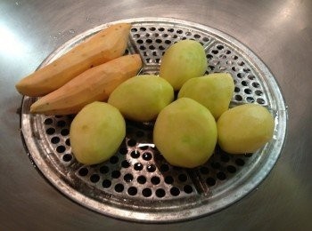 step2: 將馬鈴薯和番薯削皮，放進鍋裡蒸軟。