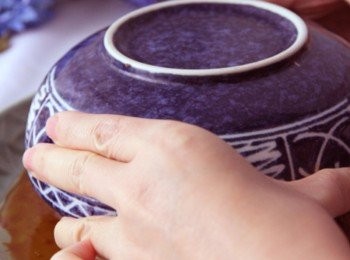 step5: 取盛盤放在深盤口上，將盤翻轉將腐乳五花肉倒扣在盛盤中即完成。