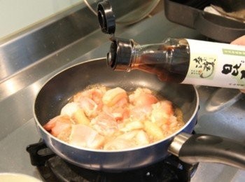 step2: 鍋加熱放入雞肉塊煎至金黃焦香，可加少許<span class="group_2">醃肉調味料</span>增添香氣與鹹度，先將雞肉與湯汁倒出備用。