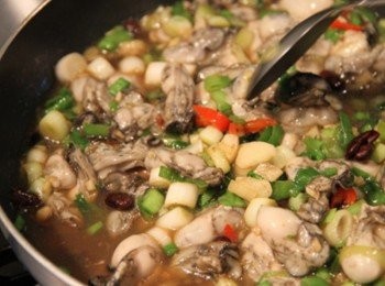 step4: 加入黑豆鼓、辣椒、干貝醬油露與適量鮮蚵高湯，醬汁煮開後放入蒜綠與鮮蚵拌炒至鮮蚵熟後湯汁飽滿淋在白飯上即完成。