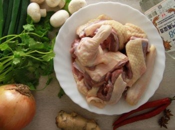 step1: 將鴨肉切塊，蘑菇對半切，紅辣椒切斜片，青蔥切段，洋蔥切絲。