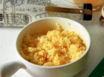 step2: 將蛋打散，約半份倒入白飯中將白飯拌勻沾滿蛋液。