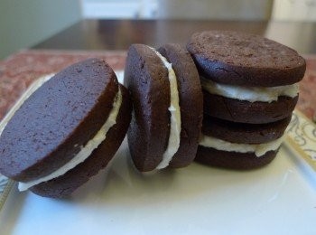 step3: 夾心餡做法：這次我只做10個夾心餅乾，因此只用了3湯匙無鹽奶油,1/8量杯的砂糖,1/2茶匙香草精及1湯匙牛奶唷～

首先將奶油用攪拌器打到滑順，加入糖及香草精繼續打，最後再加入牛奶混合至滑順的內餡狀態，塗抹到餅乾上再蓋上另一片餅乾稍作擠壓即大功告成～