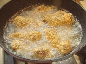 step4: 然後輕輕擺入已經裹上蕃薯粉的排骨，中小火炸3~4分鐘 完成前開大火加高溫度ˊ再次炸的更香酥並逼出多餘油脂