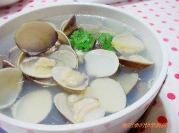 step3: 水滾後放入蛤蜊ˊ蛤蜊殼口打開ˊ立即熄火ˊ灑上米酒及少許鹽<span class="group_2">調味</span>即可