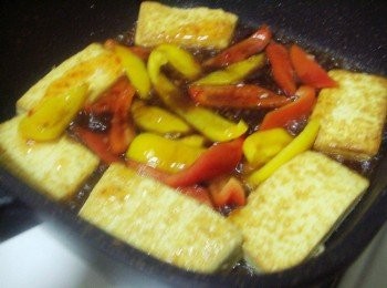 step5: 步驟5並加入醬油1大匙ˊ蠔油1大匙ˊ泰式甜辣醬2大匙ˊ和少許水ˊ冰糖2/1小匙 讓食材一起悶煮入味