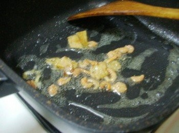 step2: 熱鍋後加入油1大匙ˊ用中小火煸香蝦米和扁魚 (也只可選擇其中一樣即可ˊ歐巴桑比較貪心啦~)